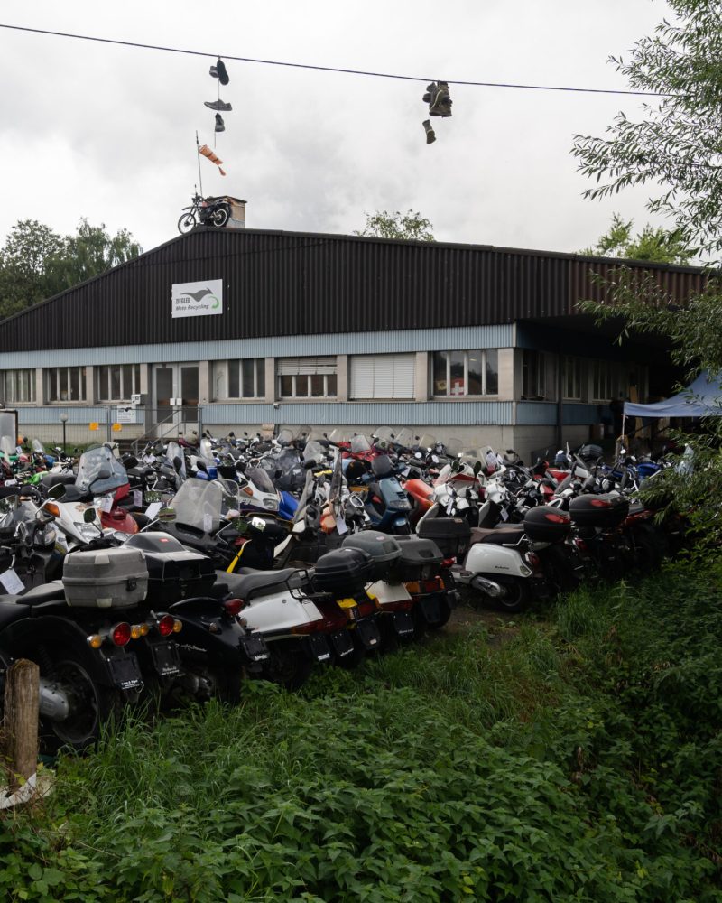 Zu Besuch bei Rolf Ziegler, fotografiert am 30. August 2021 in Schleitheim, Kanton Schaffhausen. Rolf Ziegler recycled Motorraeder. (Dario Vereb)