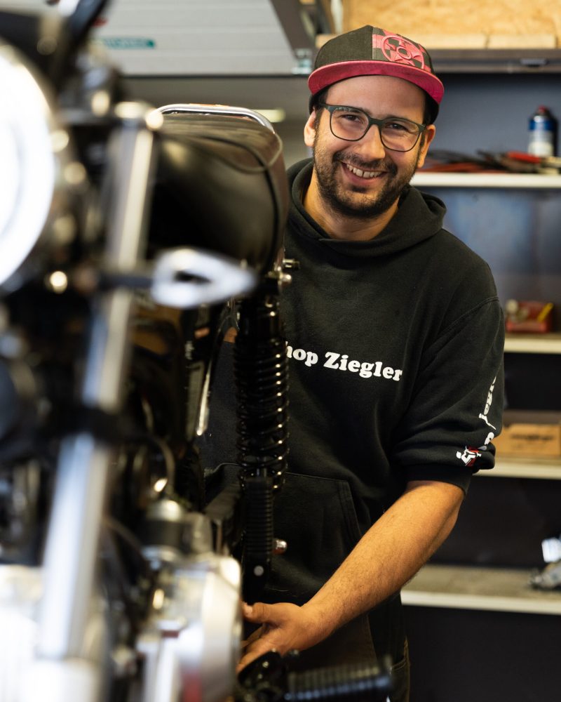 Zu Besuch bei Rolf Ziegler, fotografiert am 30. August 2021 in Schleitheim, Kanton Schaffhausen. Rolf Ziegler recycled Motorraeder. (Dario Vereb)